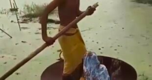 फर्रुखाबाद: बाढ़ के पानी के बीच कढ़ाई में बुजुर्ग महिला को ले जाने का अनोखा वीडियो वायरल, कायमगंज क्षेत्र का मामला।