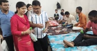 वजीरगंज: बिलारी के दानी सज्जन ने विकलांग आश्रम पहुंचकर बांटी खाद्य सामग्री व नकदी।