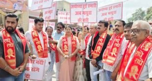 विश्व हिंदू महासंघ कासगंज ने निकाली भव्य शोभायात्रा: कलाकारों और श्रद्धालुओं का उमड़ा सैलाब, गूंजे धार्मिक नारे।