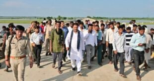 दातागंज: चकबा में बाढ़ और गंगा नदी के कटान का जायजा लेते हुए विधायक राजीव कुमार सिंह ने दिए राहत कार्यों में तेजी लाने के निर्देश।