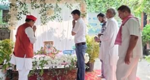 बिसौली: शोक संतप्त परिवारों से मिले सपा प्रतिनिधि, ढांढस बंधाकर दी श्रद्धांजलि।