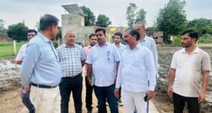 शाहजहांपुर: गौशाला में अव्यवस्थाओं पर डीएम धर्मेंद्र प्रताप सिंह सख्त, ग्राम सचिव को निलंबित करने के आदेश।
