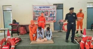 पटियाली: राजकीय बालिका इंटर कॉलेज में NDRF टीम ने छात्राओं को दिए आपदा प्रबंधन के गुर।
