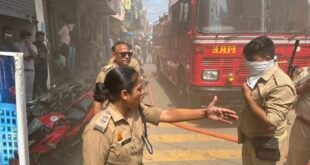 कासगंज के विशाल मेगा मार्ट की ऊपरी मंजिल में लगी भीषण आग, मची अफरा-तफरी।