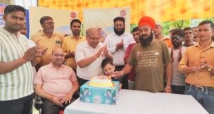 बिसौली में ड्राइवर्स डे पर चालकों की हुई स्वास्थ्य जांच, केक काटकर दी शुभकामनाएं।