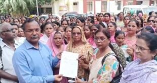 शाहजहांपुर: मानदेय में विसंगतियां दूर करने की मांग, आंगनबाड़ी कार्यकर्त्रियों ने कलेक्ट्रेट में सौंपा ज्ञापन।