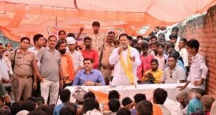 दातागंज: बाढ़ पीड़ितों के बीच पहुंचे विधायक, राहत सामग्री की किट बांटी।