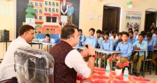 बदायूं: विद्यार्थियों ने डीएम से पूछे करियर से जुड़े सवाल, मिला मार्गदर्शन।