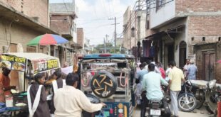 गंजडुंडवारा: मंगल बाजार से मोहनपुर रोड पर यातायात व्यवस्था ध्वस्त, जिम्मेदार बेपरवाह।