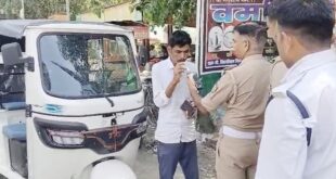 शाहजहांपुर: नशे में धुत होकर ई-रिक्शा चला रहा था चालक, यातायात पुलिस ने सीज कर पुलिस लाइन में कराया खड़ा।