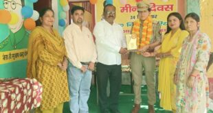 बिसौली: संविलियन विद्यालय बंजरिया में धूमधाम से मनाया गया मीना दिवस: छात्राओं की अधिक उपस्थिति देख महिला एसआई ने थपथपाई पीठ।
