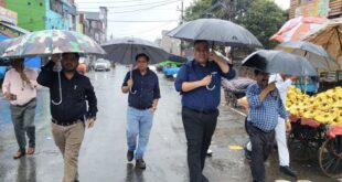 कासगंज में बारिश के बीच सड़कों पर उतरे जिलाधिकारी प्रणय सिंह, छाता लेकर जल निकासी व्यवस्था का लिया जायजा।
