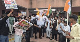 कासगंज में मुख्य चुनाव आयुक्त के खिलाफ सड़कों पर उतरे कांग्रेसी, पुतला फूंककर राष्ट्रपति के नाम सौंपा ज्ञापन।