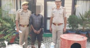 ईख के खेत में चल रही थी कच्ची शराब की भट्ठी, पुलिस ने मारी दबिश; 25 लीटर शराब बरामद।