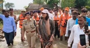 फर्रुखाबाद में गंगा नदी खतरे के निशान के ऊपर, डीएम और एसपी ने बाढ़ प्रभावित इलाकों का किया दौरा।
