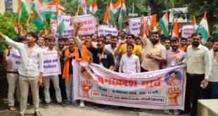 कासगंज: यूजीसी आरक्षण के विरोध में सवर्ण समाज ने किया प्रदर्शन, तहसीलदार को सौंपा ज्ञापन।
