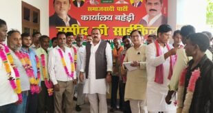 भाजपा-बसपा के कई कार्यकर्ता सपा में शामिल, अताउर रहमान ने किया स्वागत।
