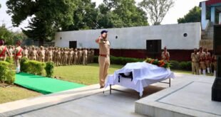 रात्रि गश्त के दौरान हादसे में सिपाही की मौत, पुलिस लाइन में दी गई अंतिम सलामी।