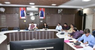 सीएम डैशबोर्ड की समीक्षा में डीएम सख्त, खराब रैंकिंग वाले विभागों को सुधार की चेतावनी।