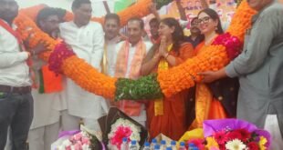 राज्यसभा सांसद श्रुति गंगवार के स्वागत में उमड़े भाजपा कार्यकर्ता।