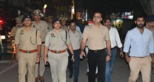 त्योहारों को लेकर डीएम और एसएसपी ने शहर में किया पैदल गश्त, सुरक्षा व्यवस्था परखी।