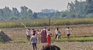 पटियाली के ढकपुरा में दो पक्षों में खूनी संघर्ष, 11 घायल; फायरिंग की सूचना से मचा हड़कंप।
