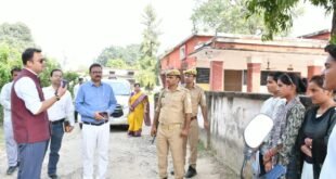 मतदेय स्थलों पर औचक निरीक्षण करने पहुंचे डीएम, मतदाता पंजीकरण कार्य में सतर्कता बरतने के निर्देश।