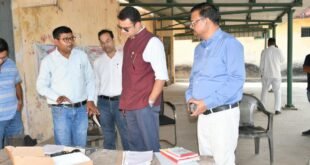 डीएम ने वेयरहाउस और धान क्रय केंद्रों का किया औचक निरीक्षण।