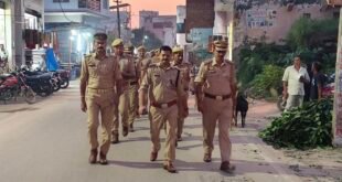 सहसवान: त्योहारों से पहले सहसवान में पुलिस का पैदल गश्त, बाजारों में दिखा खाकी का पहरा।