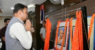 गांधी-शास्त्री जयंती पर बदायूं में हुए विविध कार्यक्रम, डीएम ने किया ध्वजारोहण।