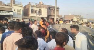समिति मंडी के सामने सवारियों से भरा ऑटो पलटा, आधा दर्जन से अधिक घायल।