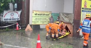 भूकंप की स्थिति में बचाव का अभ्यास, कासगंज विकास भवन में एनडीआरएफ ने किया मॉक ड्रिल।