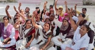 उझानी में आशा कार्यकर्ताओं का अनिश्चितकालीन धरना शुरू, मांगें पूरी न होने पर 22 अक्टूबर को लखनऊ कूच की चेतावनी।