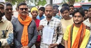 युवती आत्महत्या मामले में नामजद सिपाही की गिरफ्तारी की मांग, एसएसपी कार्यालय पहुंचे परिजन।
