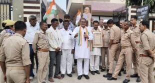 वोट चोरी के विरोध में गांधी प्रतिमा पर प्रार्थना सभा करने जा रहे कांग्रेस जिलाध्यक्ष को पुलिस ने रोका।