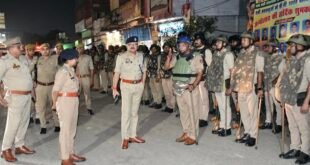 नवरात्रि पर्व को लेकर एसपी ने किया पैदल गश्त, सुरक्षा व्यवस्था का लिया जायजा।
