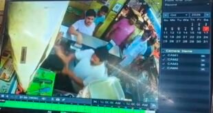 फर्रुखाबाद में भरे बाजार दुकानदार से मारपीट, सीसीटीवी में कैद हुई घटना; दो हिरासत में।