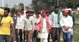 हत्सा में तीन युवाओं की मौत से पसरा मातम, पीड़ित परिवारों से मिले सपा नेता सतीश प्रेमी।