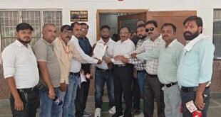 पत्रकारों की गिरफ्तारी के विरोध में ग्रामीण पत्रकार एसोसिएशन ने सौंपा ज्ञापन, निष्पक्ष जांच की मांग।