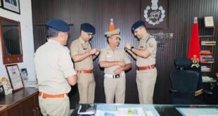 शाहजहांपुर में विनय कुमार पाण्डेय बने निरीक्षक, एसपी ने वर्दी पर स्टार लगाकर दी बधाई।