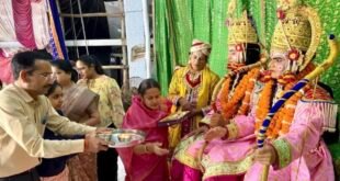 उझानी रामलीला में श्रीराम ने तोड़ा शिव धनुष, सीता स्वयंवर का मंचन देख भाव-विभोर हुए श्रद्धालु।