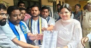 लेखपाल पर रिश्वतखोरी के आरोप, भीम आर्मी और आजाद समाज पार्टी का प्रदर्शन।