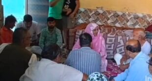 सड़क हादसे के पीड़ित परिवारों से मिले सपा विधायक नादिरा सुल्तान और धीरेंद्र तोमर।