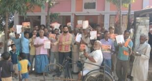 ग्रामीणों से संवाद कर समाजवादी विचारधारा की जानकारी दे रहे लखन प्रताप सिंह।