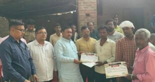नगला मांधों में आकाशीय बिजली से तीन की मौत, विधायक हरिओम वर्मा ने पीड़ित परिवारों को सौंपे चार-चार लाख के चेक।