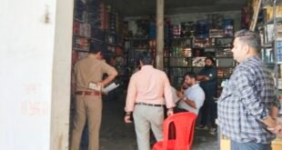 सील पटाखा गोदाम की दोबारा जांच, स्टॉक सत्यापन के बाद फिर लगाई सील।