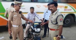 शाहजहांपुर में यातायात पुलिस ने चलाया जागरूकता अभियान, हेलमेट और सीट बेल्ट लगाने की अपील।