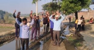 सहसवान में बदहाल सड़क से लोग परेशान, मोहिउद्दीनपुर मार्ग पर कीचड़ और गड्ढों का कब्जा।