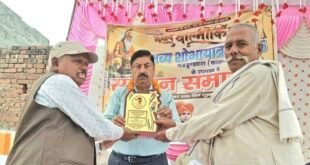 गंजडुंडवारा में शोभायात्रा के सहयोगियों का सम्मान, अतिथियों और मेधावी बच्चों को भेंट किए प्रतीक चिह्न।