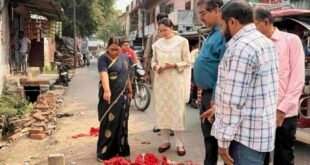 महापौर अर्चना वर्मा और नगर आयुक्त सौम्या गुरुरानी ने परखी सड़कों की गुणवत्ता।